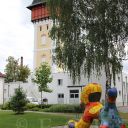 Vodárenská věž: areál parku s fontánou ČEVAVA v blízkosti zrekonstruované věže; archiv společnosti Čevak a.s.